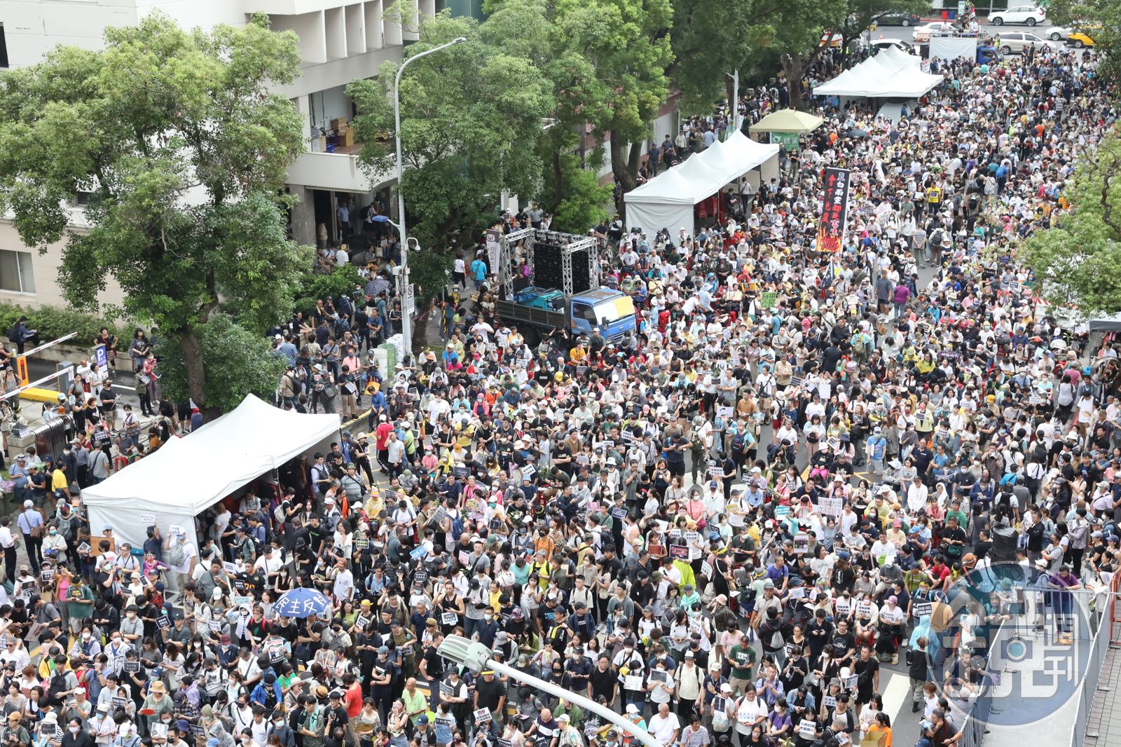 立法院外聚集大量抗議民眾,今日午間已突破萬人。(圖/鏡週刊)
