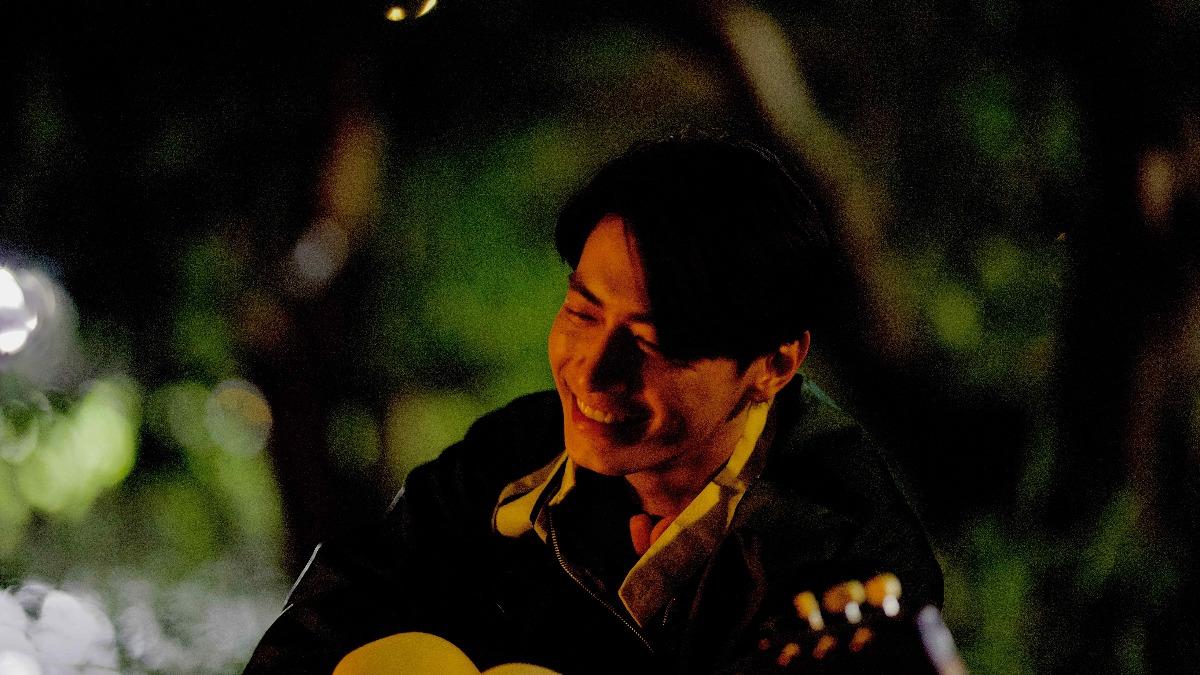 宋柏緯在《環南時候》中化身「神明代言人」,有不少起乩、畫臉畫面。(圖/CATCHPLAY提供)