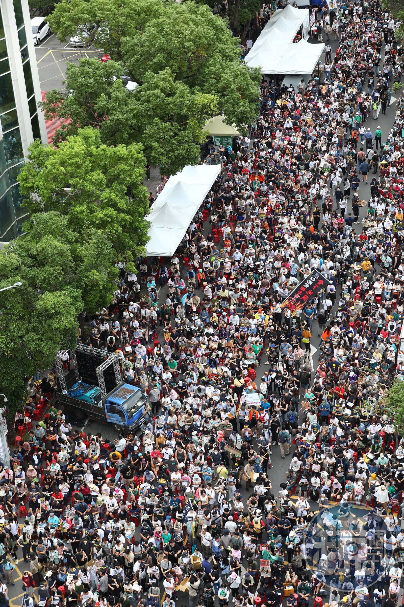 立院外周邊擠滿抗議民眾。(圖/鏡週刊)