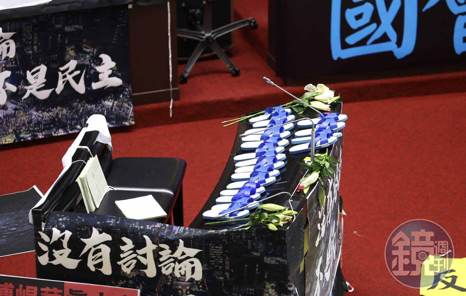 立法院休會至19點,綠營今帶藍白拖與百合花進立院。(圖/鏡週刊)