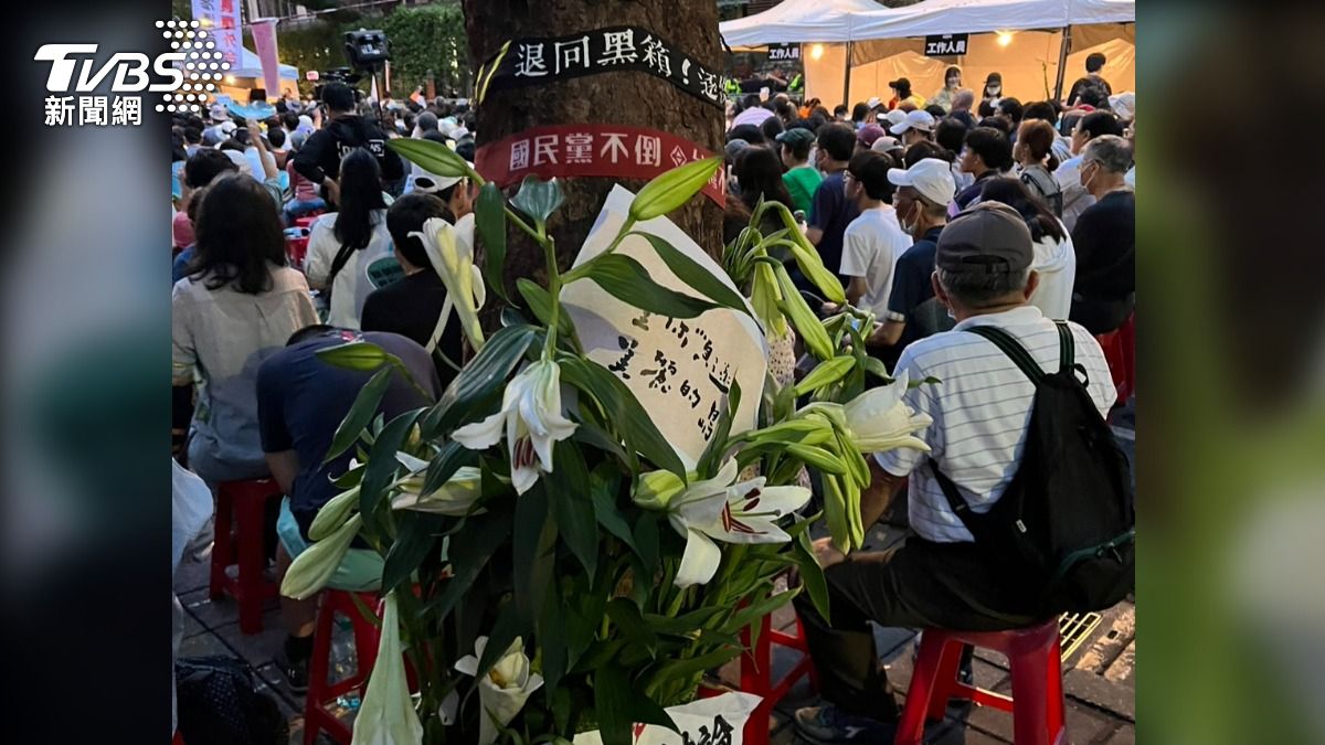 民眾將百合花集結,綁在牆上。(圖/沈冠勳攝)