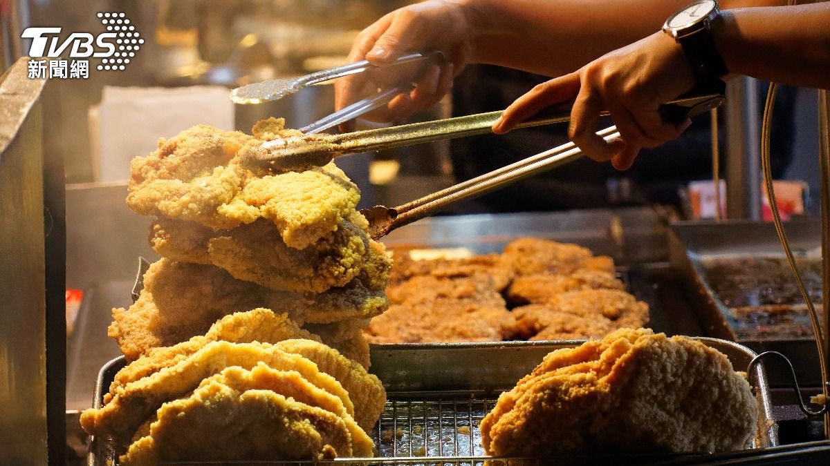 夜市驚見「黑如機油」油鍋!營養師揭5特點恐致癌 買炸物先觀察這