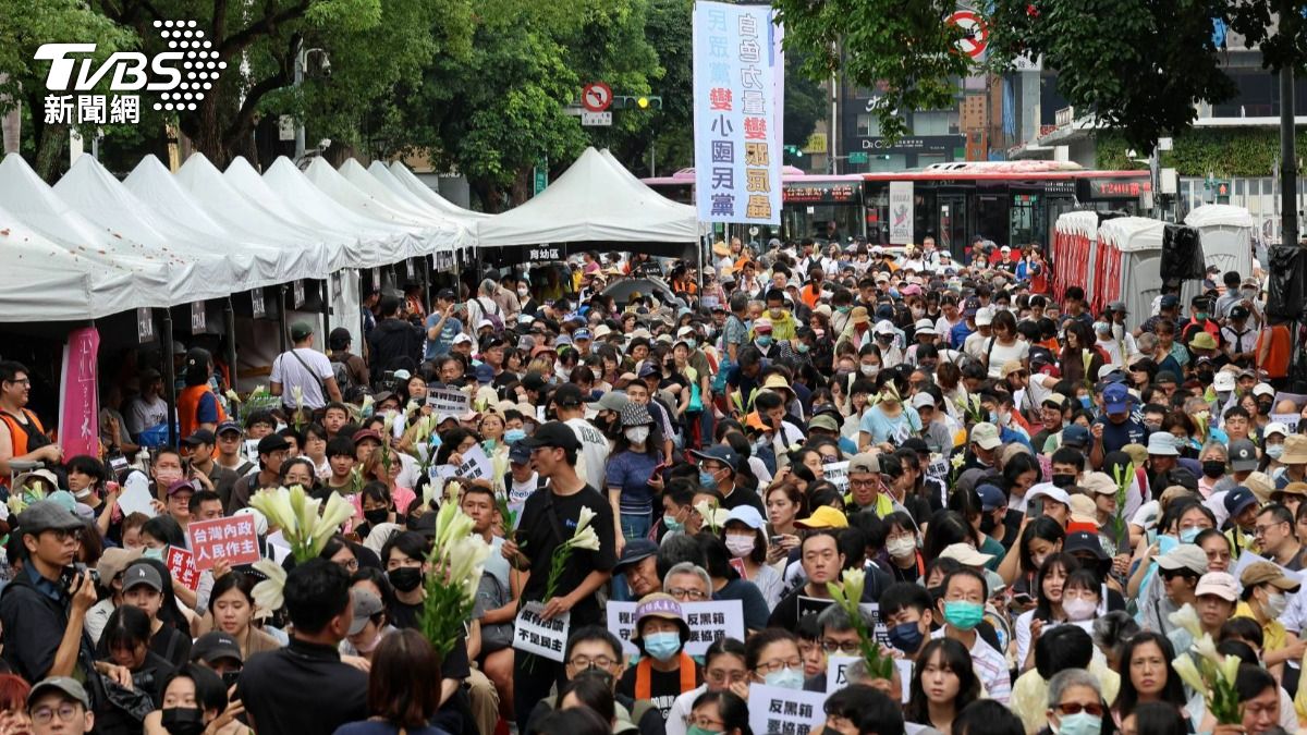 民眾自發到立法院場外抗議。（圖／葉志明攝）