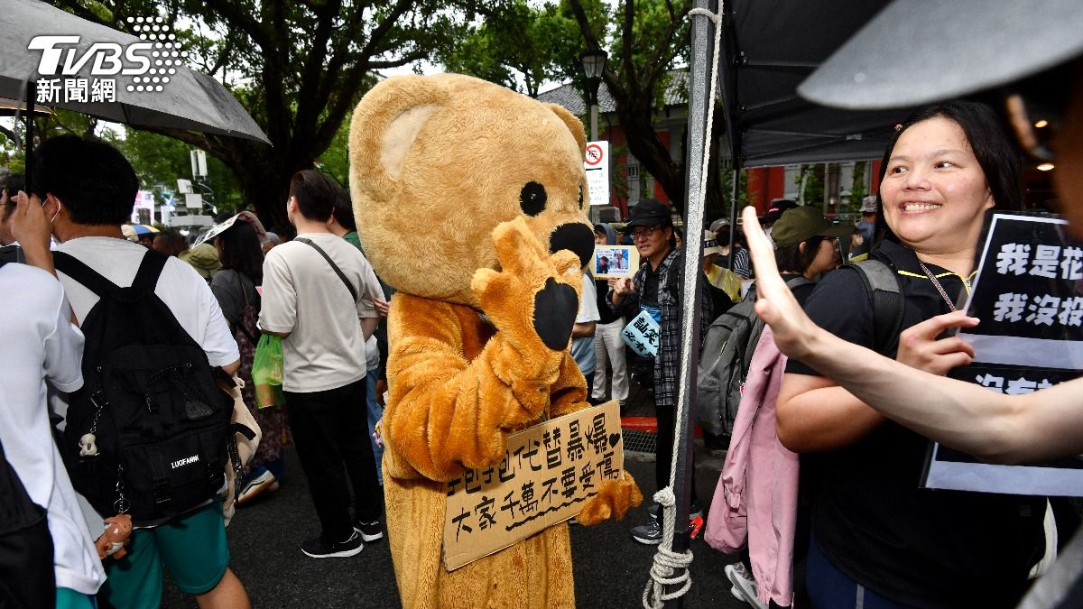 現場有民眾提倡非暴力柔性抗議。（圖／胡瑞麒攝）