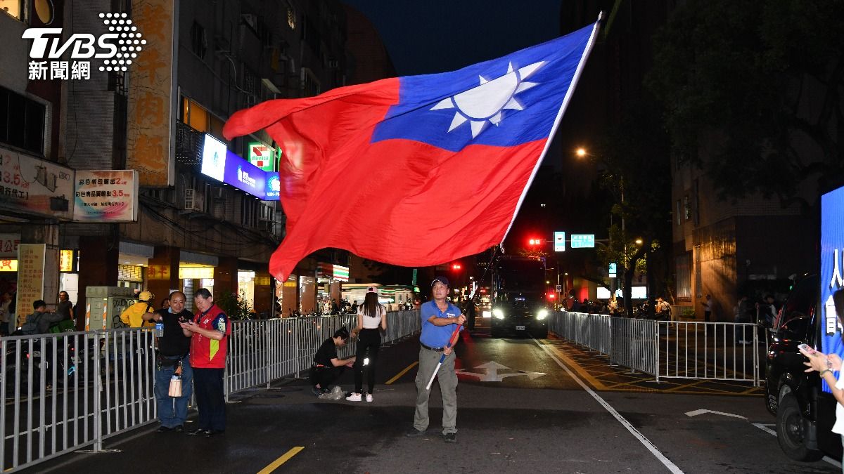 國民黨在青島東路也有申請路權並設置舞台車，不過只有零星民眾。(圖／胡瑞麒攝)