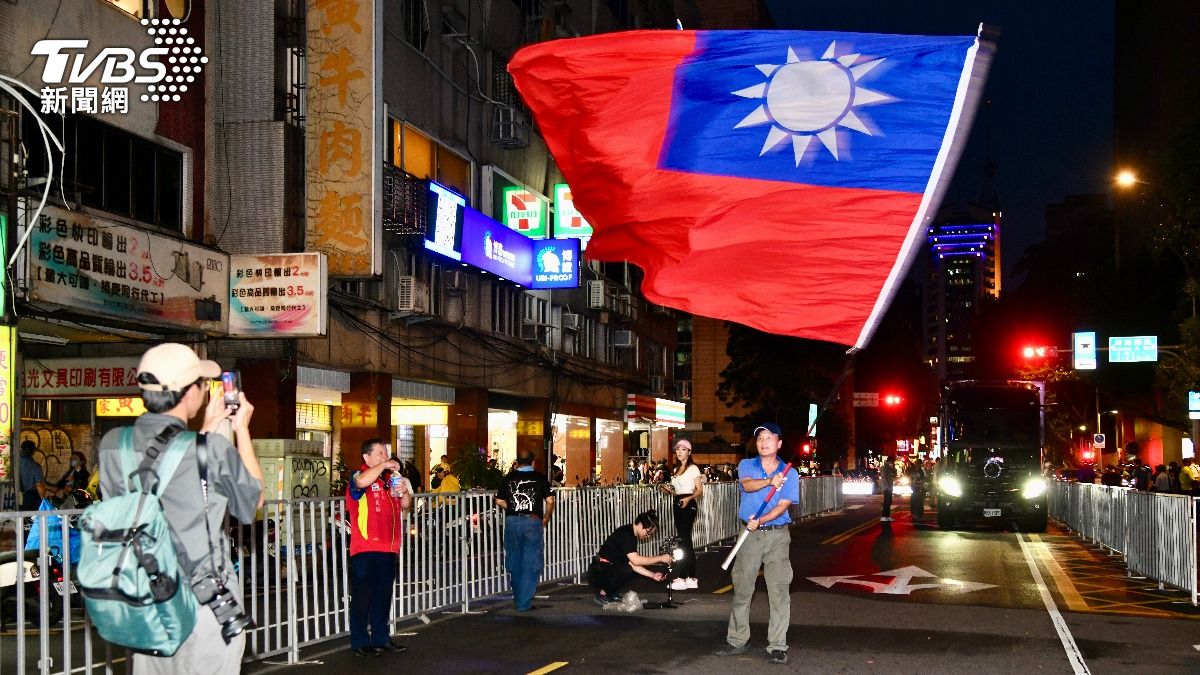 國民黨支持者揮舞國旗。(圖／胡瑞麒攝)