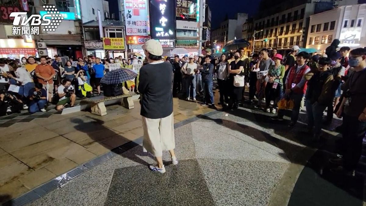 花蓮人聚集東大門。(圖/TVBS)