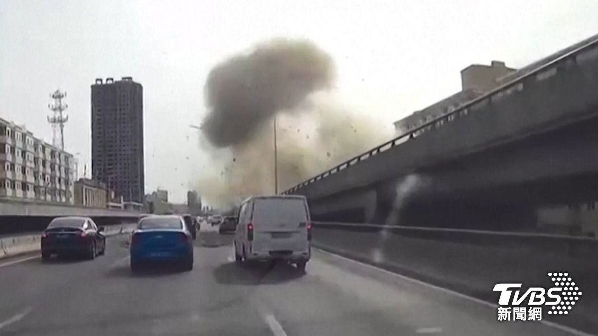 事故地點緊鄰高速公路,行車也遭到波及。(圖/達志影像路透社)