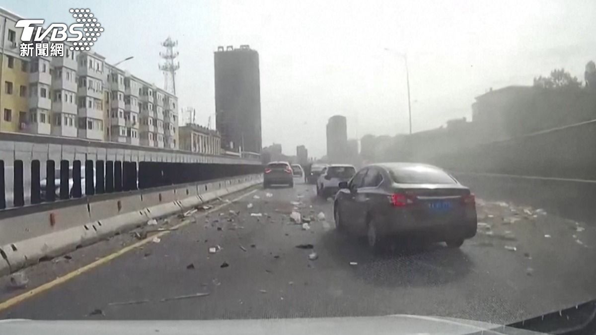 行車視線瞬間布滿沙塵,氣爆後不少碎石灑落橋面。(圖/達志影像路透社)