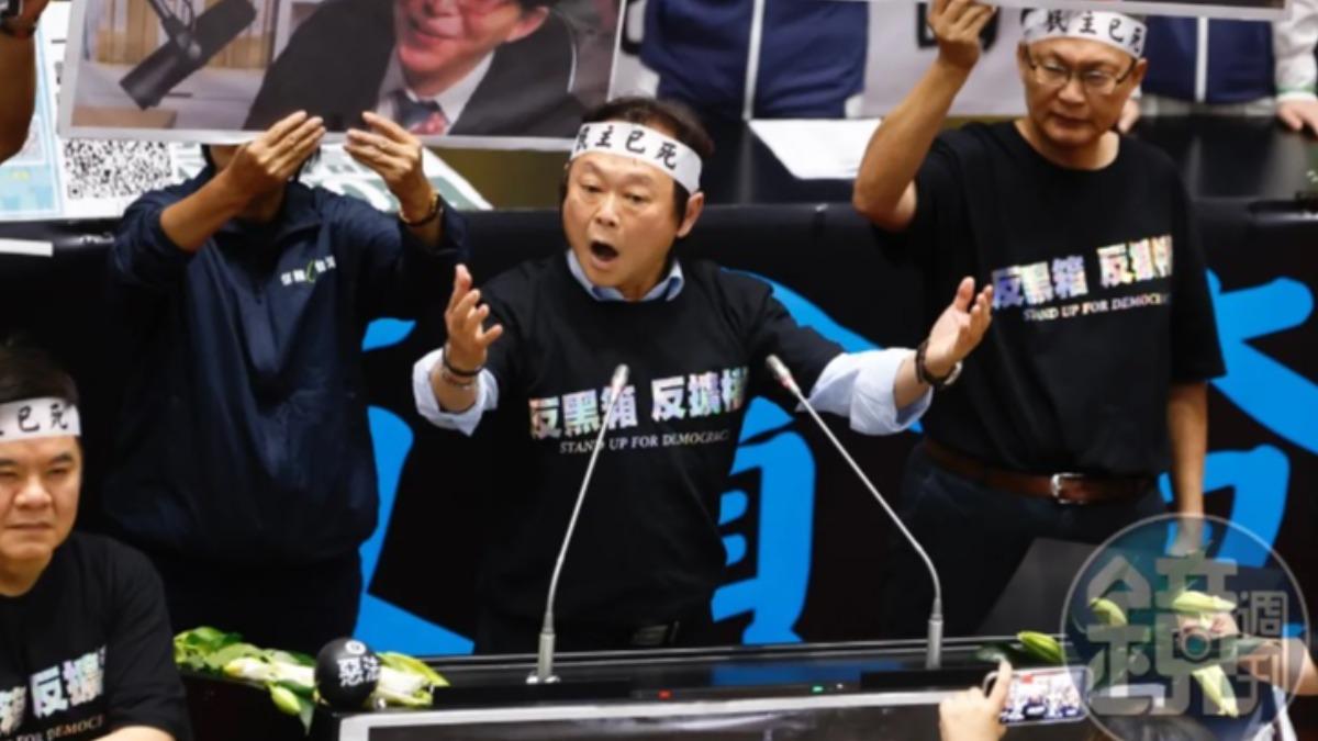 罵白藍合「白爛!」王世堅火力全開 韓國瑜努力憋笑