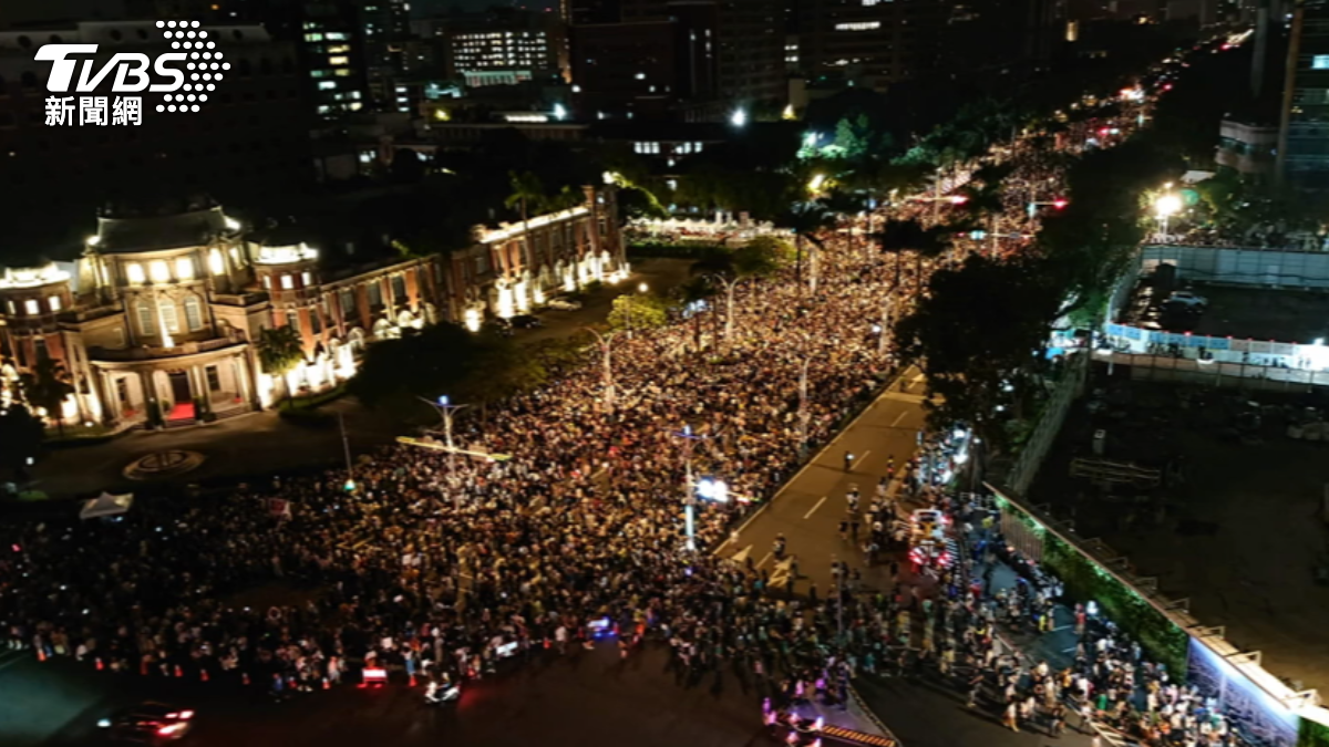 周末夜湧入「反黑箱」!立法院外喊破10萬人