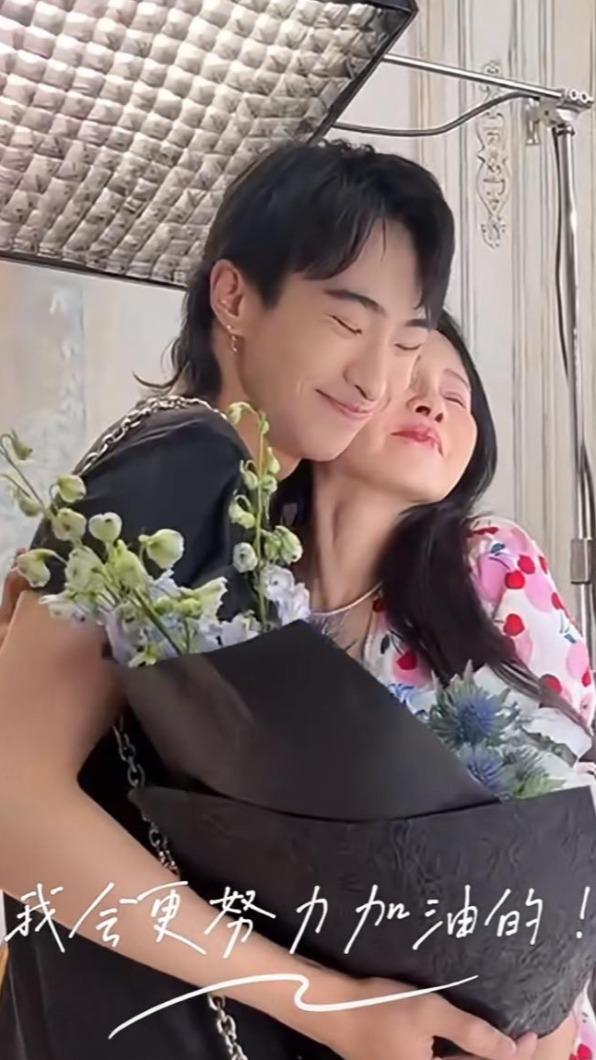 伊能靜準備直播時,小哈利帶著花束驚喜探班,讓她感動不已。(圖/翻攝自伊能靜小紅書)