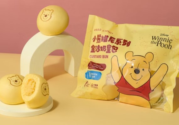 奇美小熊維尼系列金沙奶皇包中間看得到鹹蛋黃顆粒。(圖/翻攝自奇美食品官網)