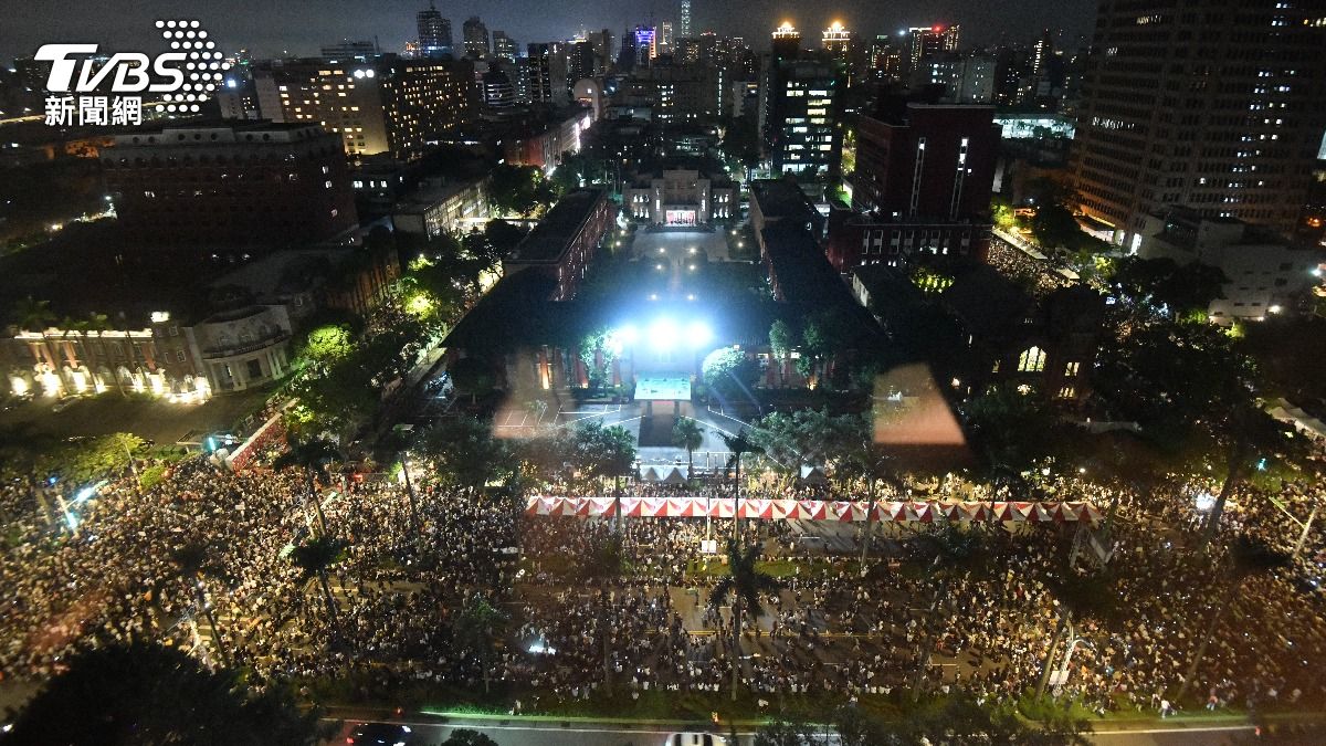 昨日共有超過10萬人到場包圍立法院,要求退回重審國會改革法案。(圖/胡瑞麒攝)