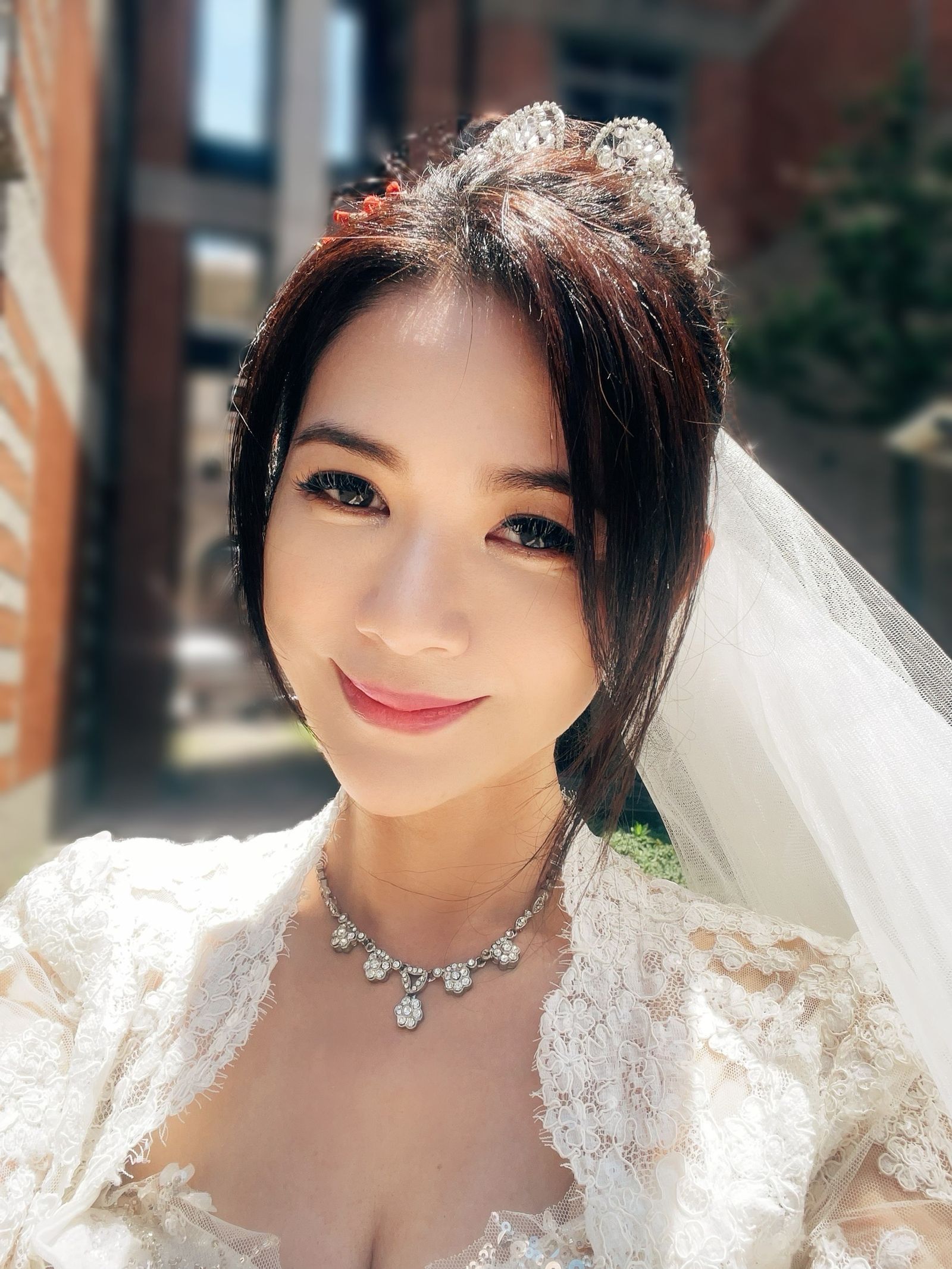 星卉穿婚紗去急診打點滴不忘自拍。(圖/翻攝自天道YT)