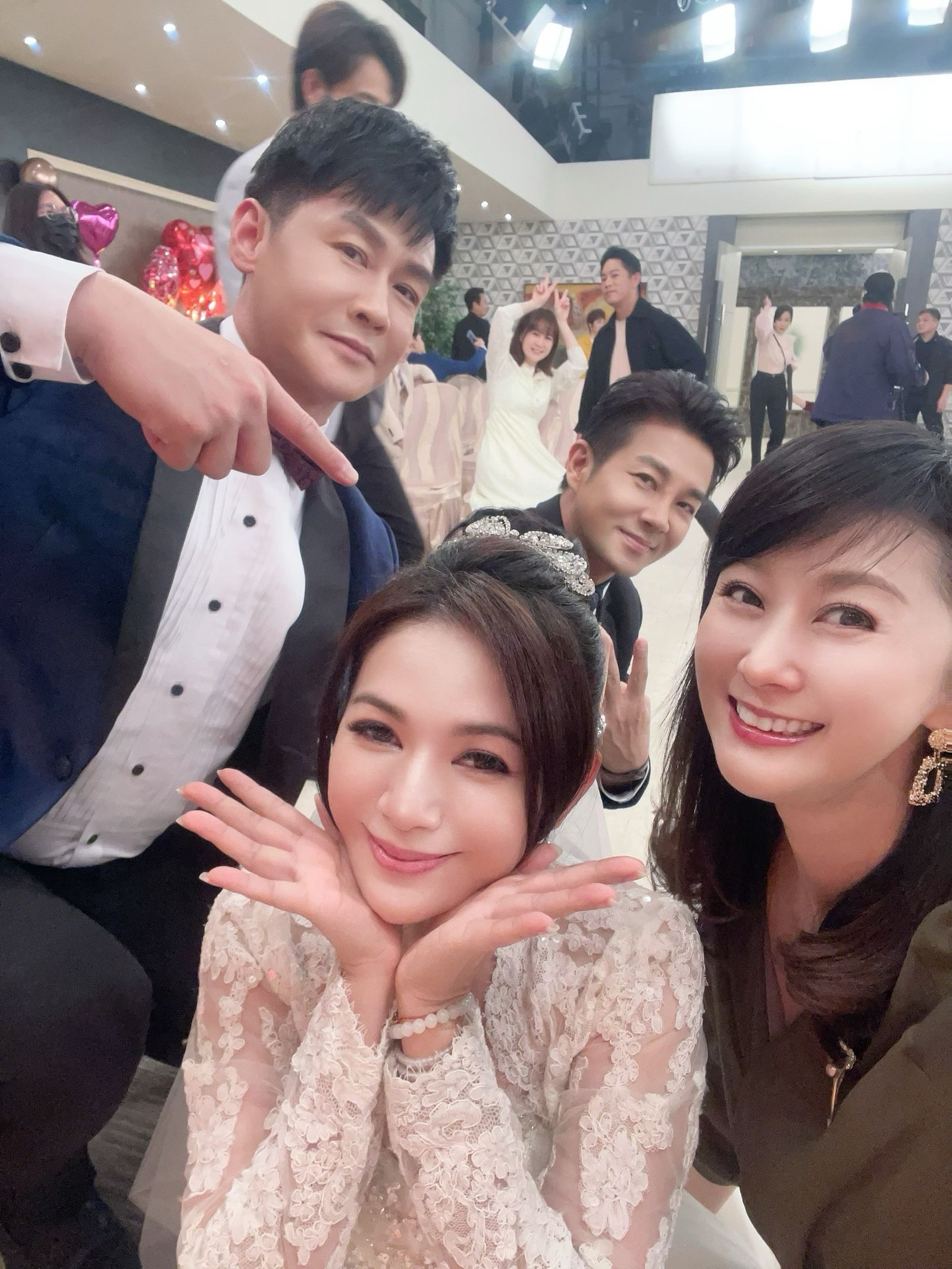 星卉戲裡的婚紗是自己搭配,典雅漂亮。(圖/翻攝自天道YT)