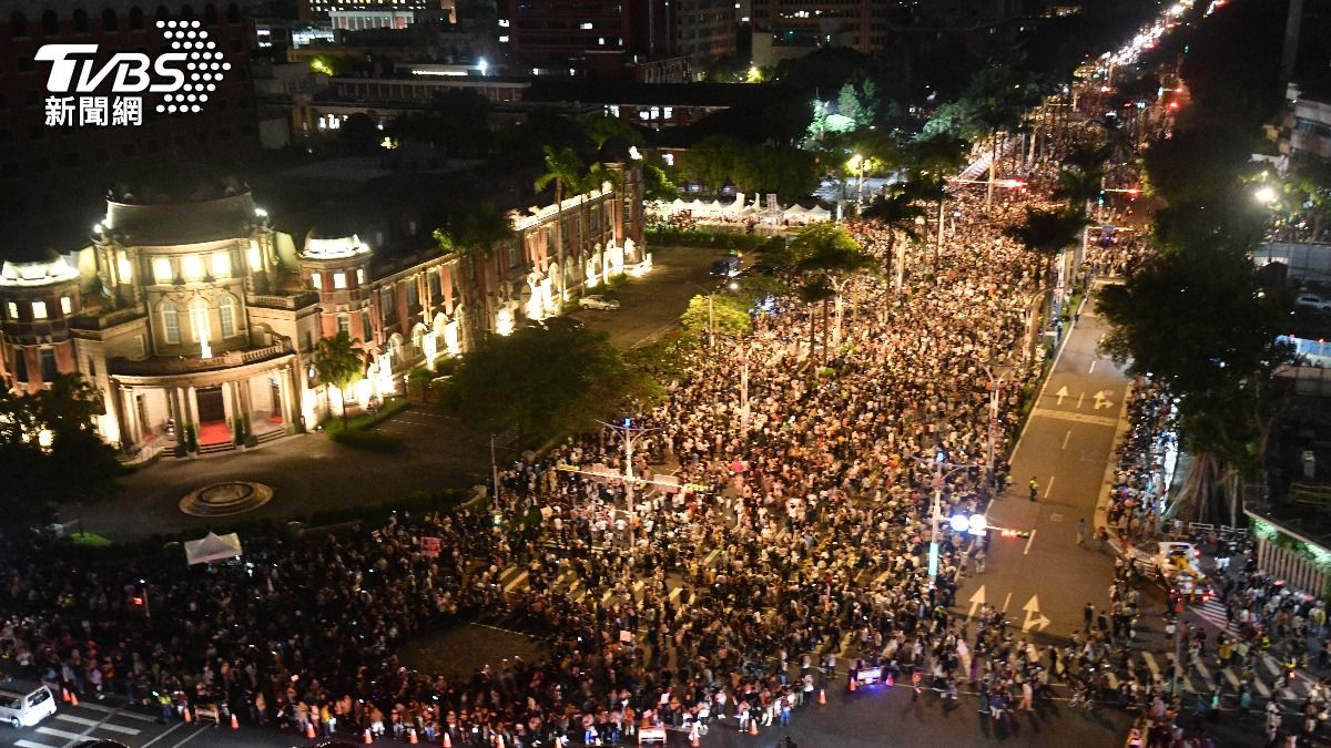 昨(24日)晚間,立院場外抗議群眾上台喊出「超過10萬人集結」。(圖/胡瑞麒攝)