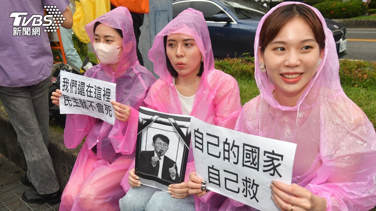 雖然天候不佳,但抗議民眾風雨無阻。(圖/胡瑞麒攝)