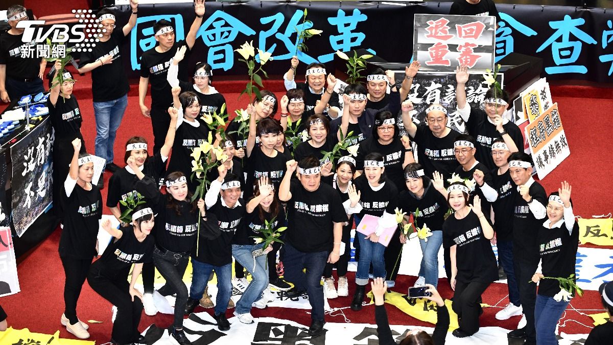 昨日續審國會改革法案,朝野立委在議場再度爆發衝突。(圖/胡瑞麒攝)