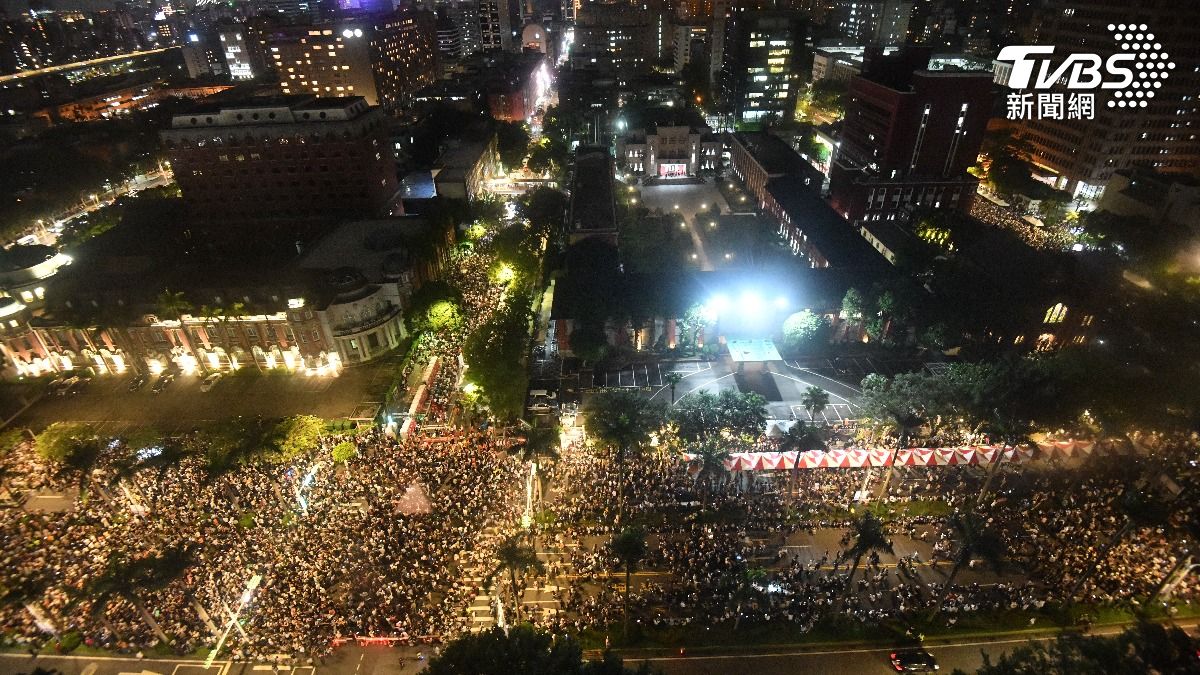 10萬人圍立院！他指「自行先拔虎牙」　揭藍綠白背後算計