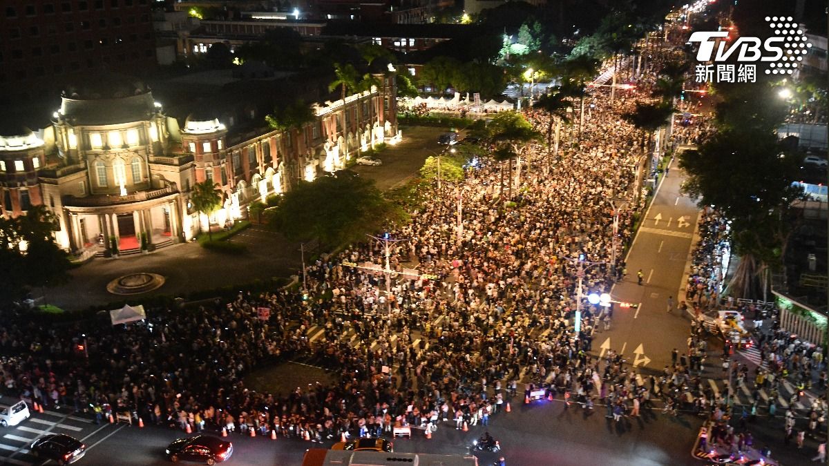 民團號召前往國民黨中央黨部抗議。圖為青鳥5月時立院外示威。（圖／TVBS資料照）