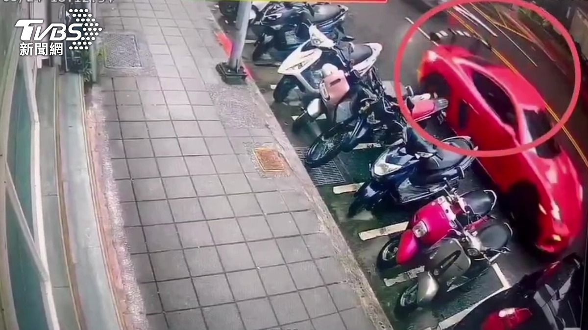 監視器拍下嫌犯開槍過程。(圖/TVBS)
