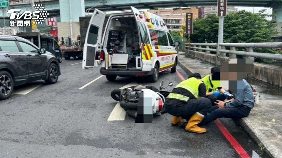 騎士摔車受傷送醫,肇事飼主趁亂離開。(圖/TVBS)
