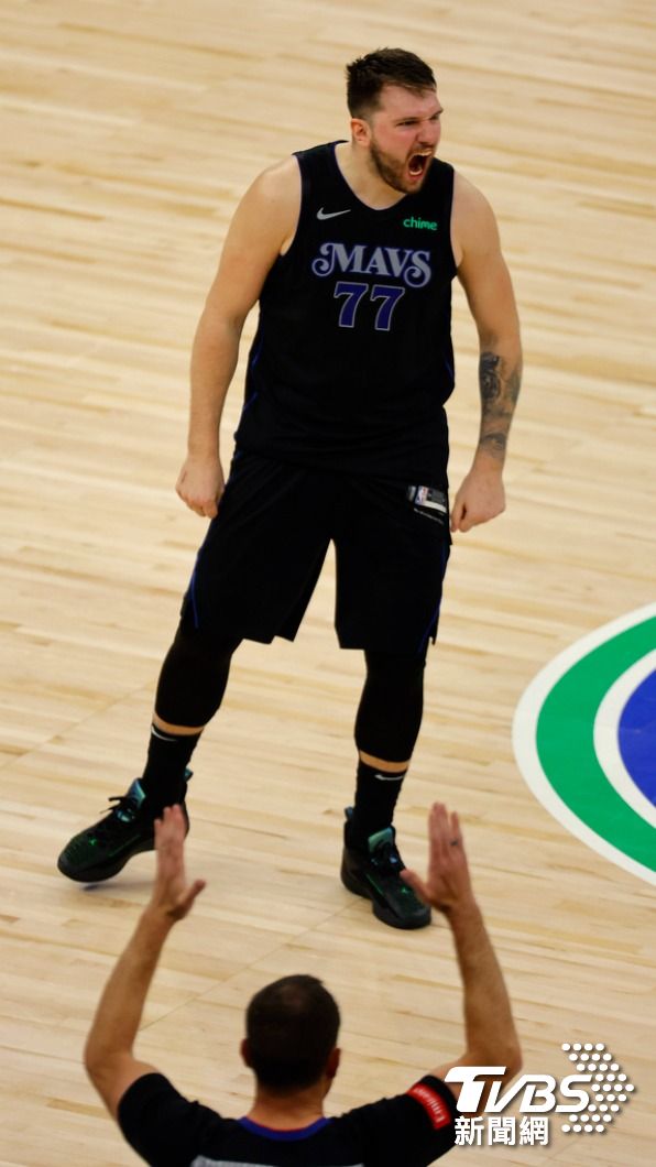 唐西奇最後3秒投進致勝球,幫助獨行俠逆轉勝。(圖/達志影像美聯社)
