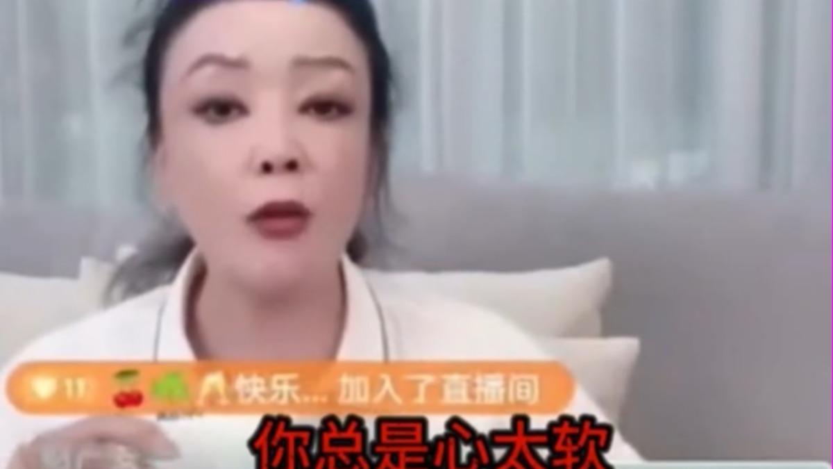 張蘭在直播中唱〈心太軟〉。(圖/翻攝自微博)