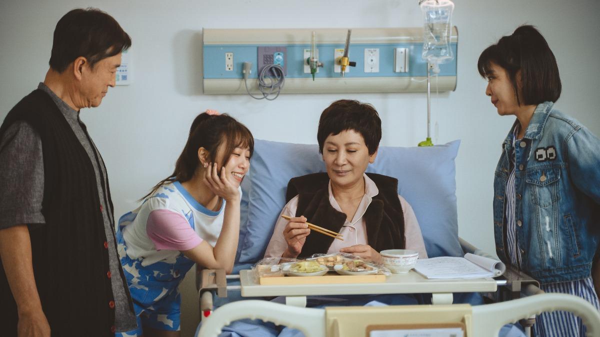 陳亞蘭在兒女陪伴下,逐漸恢復元氣。(圖/華視、公視台語台提供)