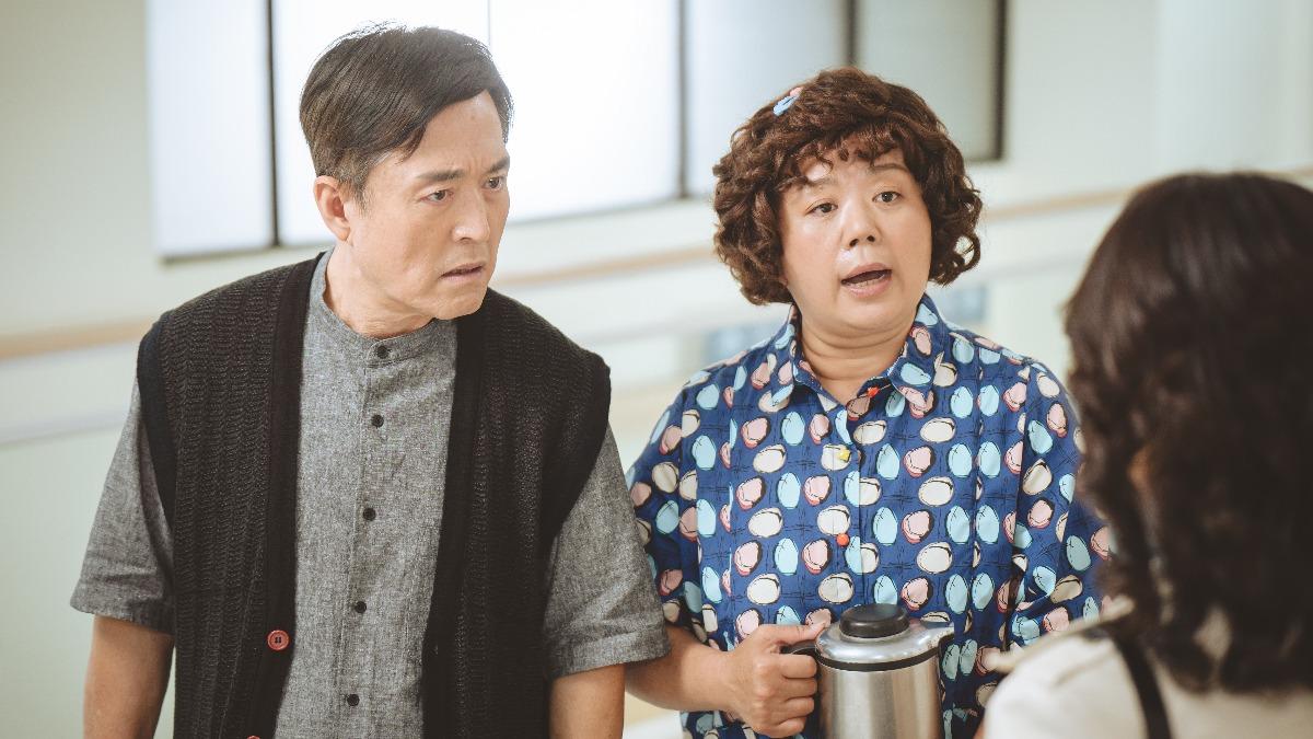 檢場(左)和羅文君一起在醫院照顧生病的陳亞蘭。(圖/華視、公視台語台提供)
