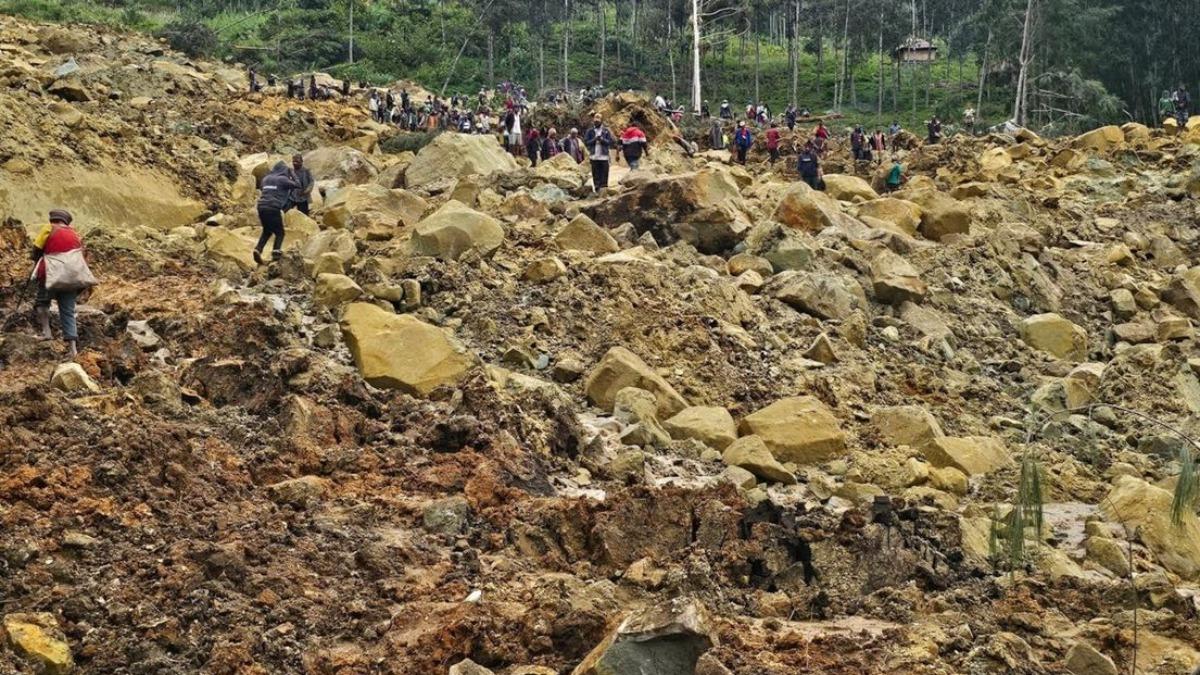 不時傳出哭泣聲!巴紐「大規模山崩」 破300人、上千房屋遭埋