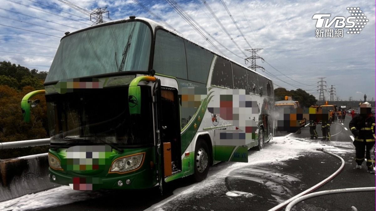 快訊/北上參加足球賽!遊覽車國道火燒車 32師生急逃