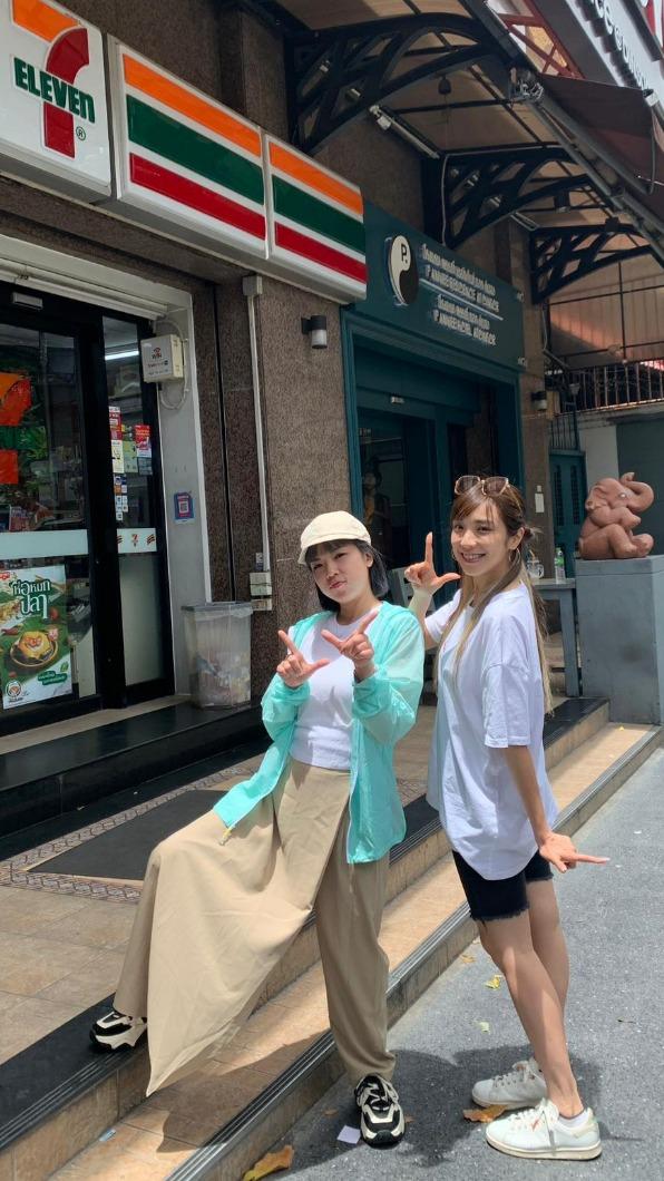 梁舒涵跟黃鐙輝老婆萁萁前進泰國。(圖/寬寬整合行銷提供)