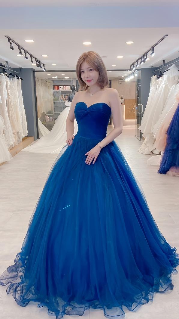 孟慶而而一連換了四款婚紗。(圖/J2 Plus婚紗攝影提供)
