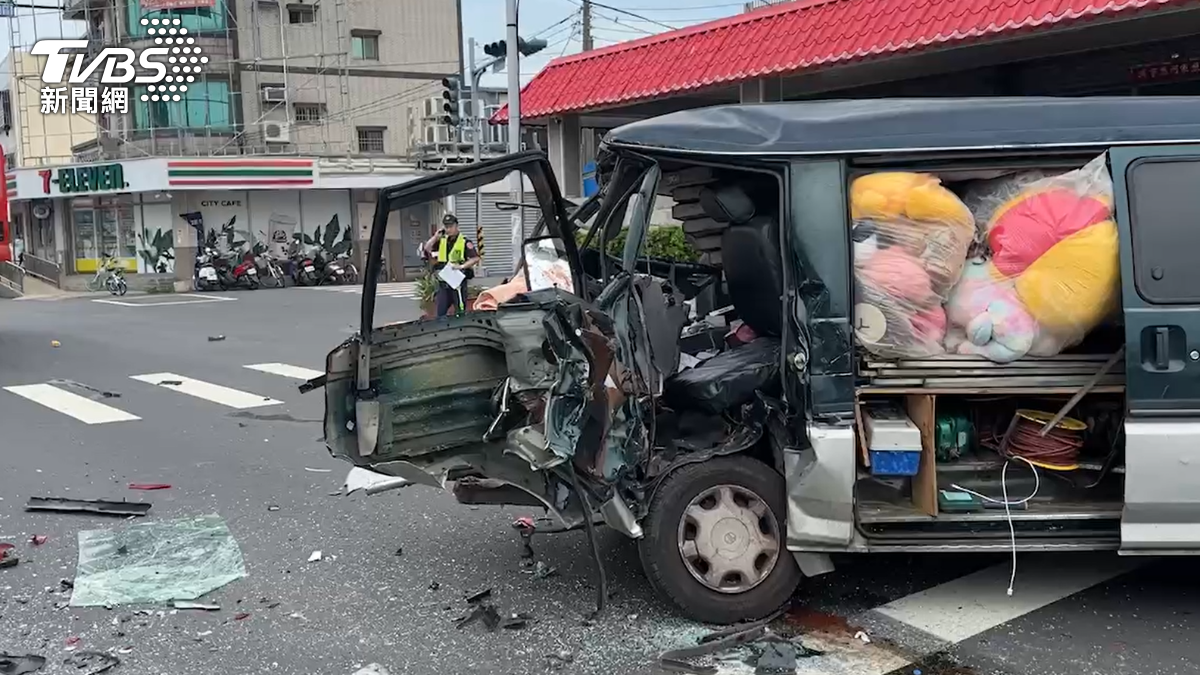 邊開邊睡?雲林廂型車保齡球式推撞 騎士全噴飛重摔