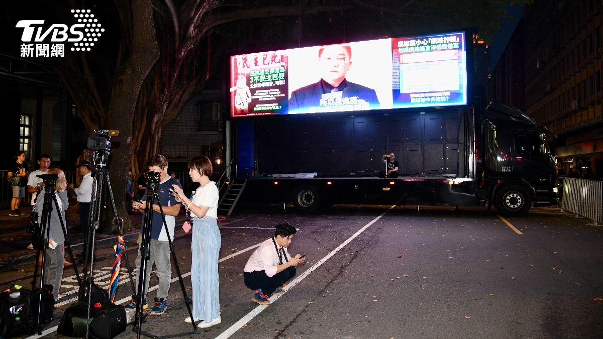 毛嘉慶獨坐在宣傳車上直播,台下只有媒體。(資料圖/胡瑞麒攝)