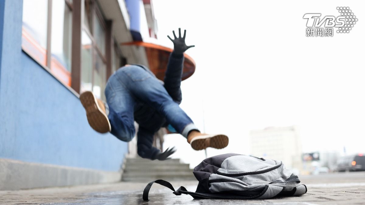 新竹男疑清窗戶摔下2樓！25歲路人「衰遭砸中」吐血不治