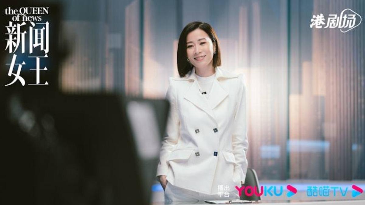 在《新聞女王》中阿佘是霸氣十足女主播文慧心。（圖／翻攝自微博）
