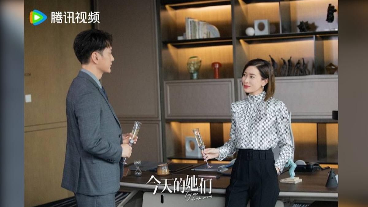 在《今天的她們》中，她是女強人梁清然。（圖／翻攝自微博）