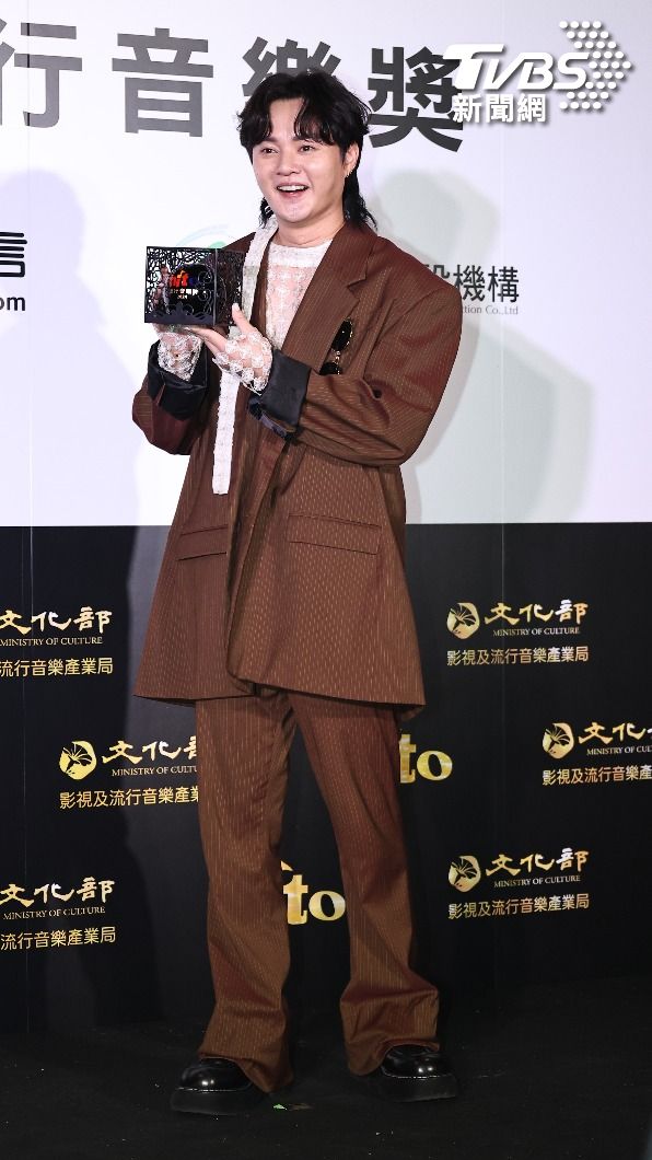 許富凱透露這陣子都會穿著紅內褲,希望增添好運搶金曲。(圖/張哲鳴攝)