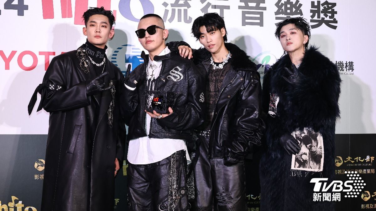 U:NUS帶「超巨」辣妹上台!親曝「裸身計畫」 屁股蛋也看光
