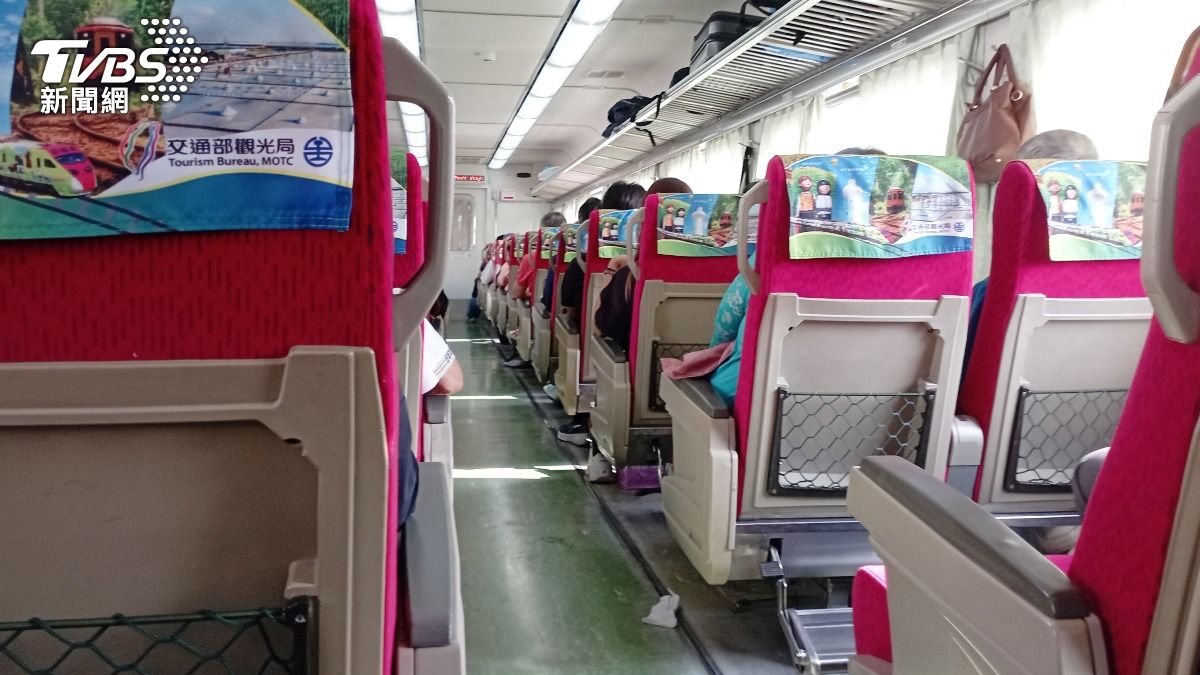 台鐵車廂「情侶嗨交纏」!擁吻縱慾12分鐘 手狂探乘客看傻