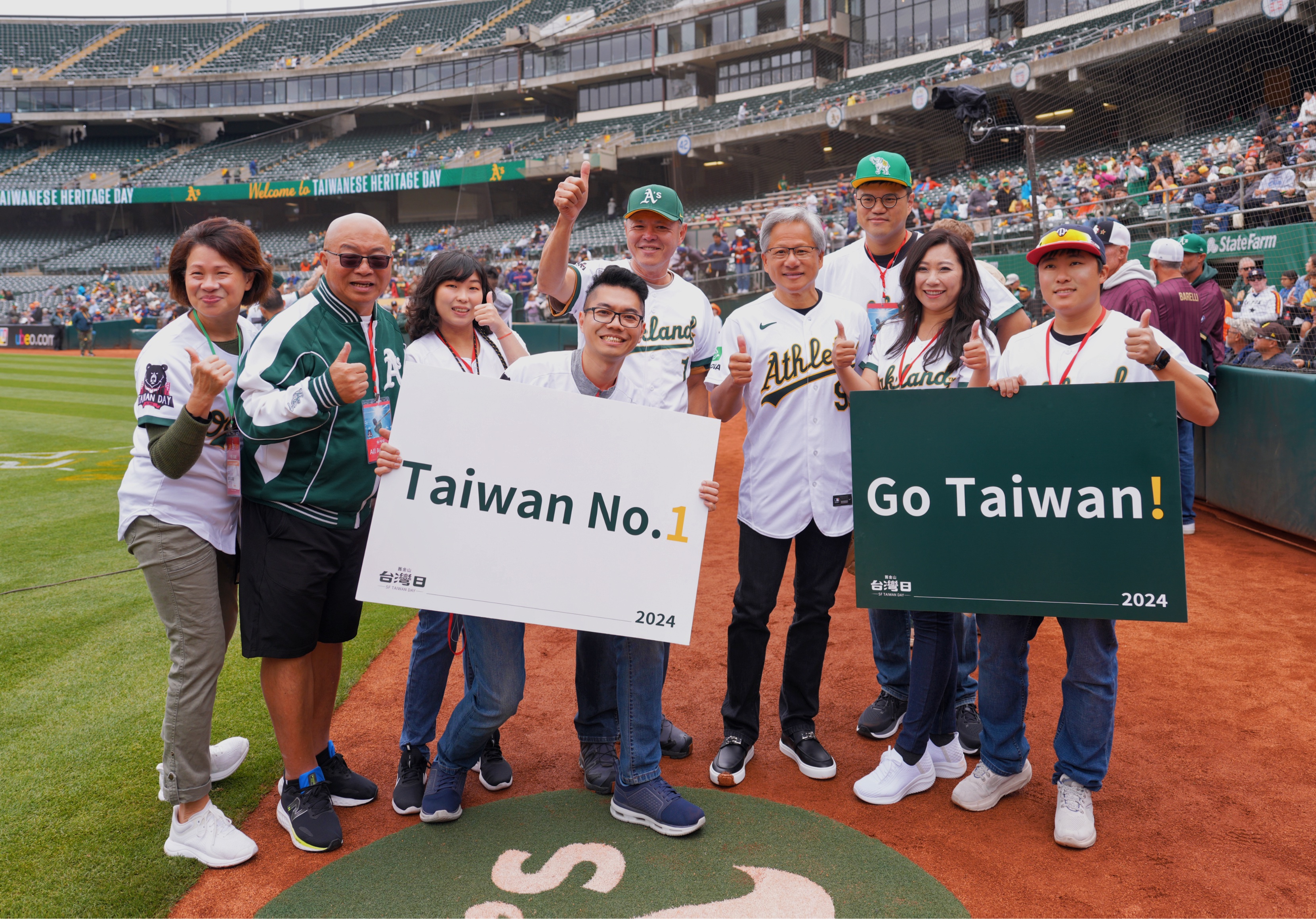 NVIDIA創辦人暨執行長黃仁勳與舊金山台灣日主辦單位合影。(圖/舊金山台灣日提供)