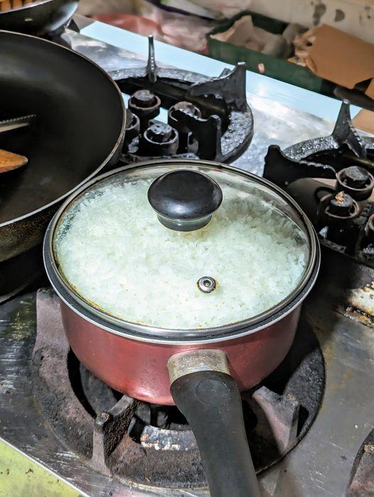 網友分享自己用瓦斯爐煮飯。(圖/翻攝自家常菜臉書)