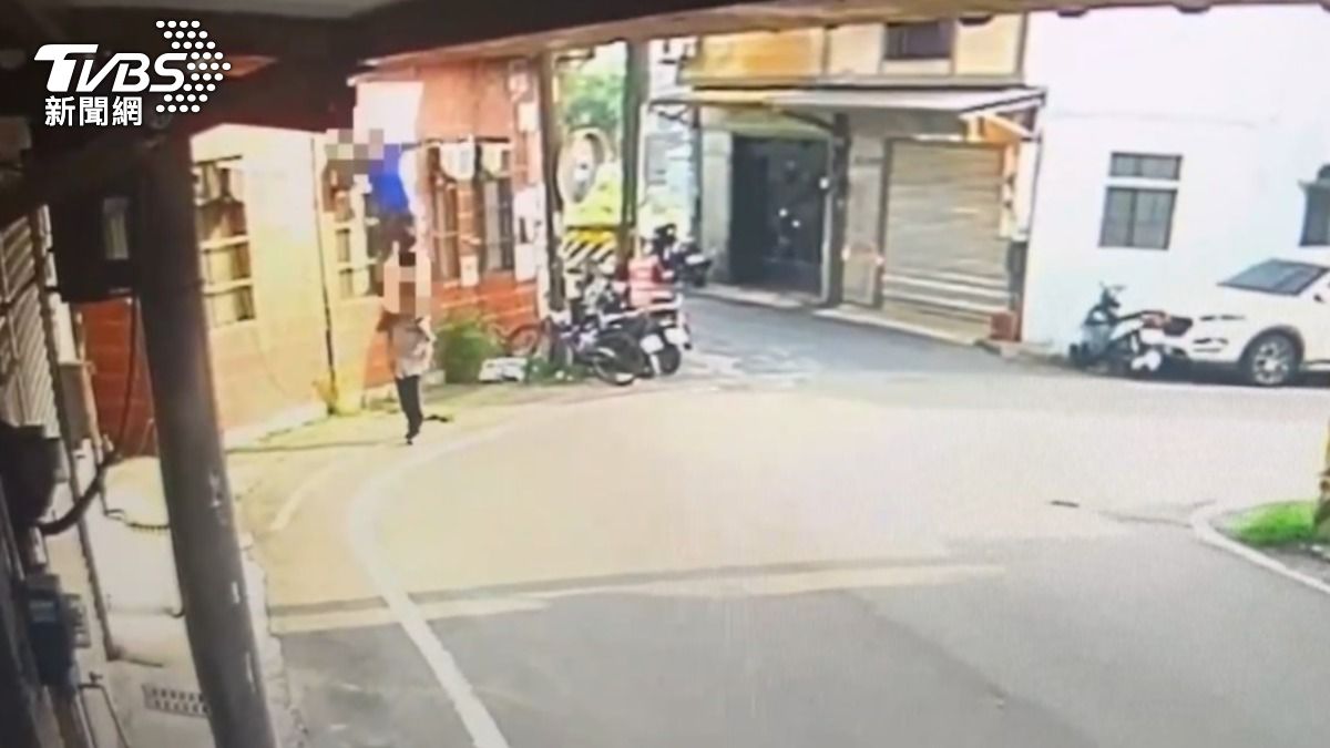 路過民宅「遭墜樓住戶壓死」!新竹男吐血亡 爆頭重砸畫面曝