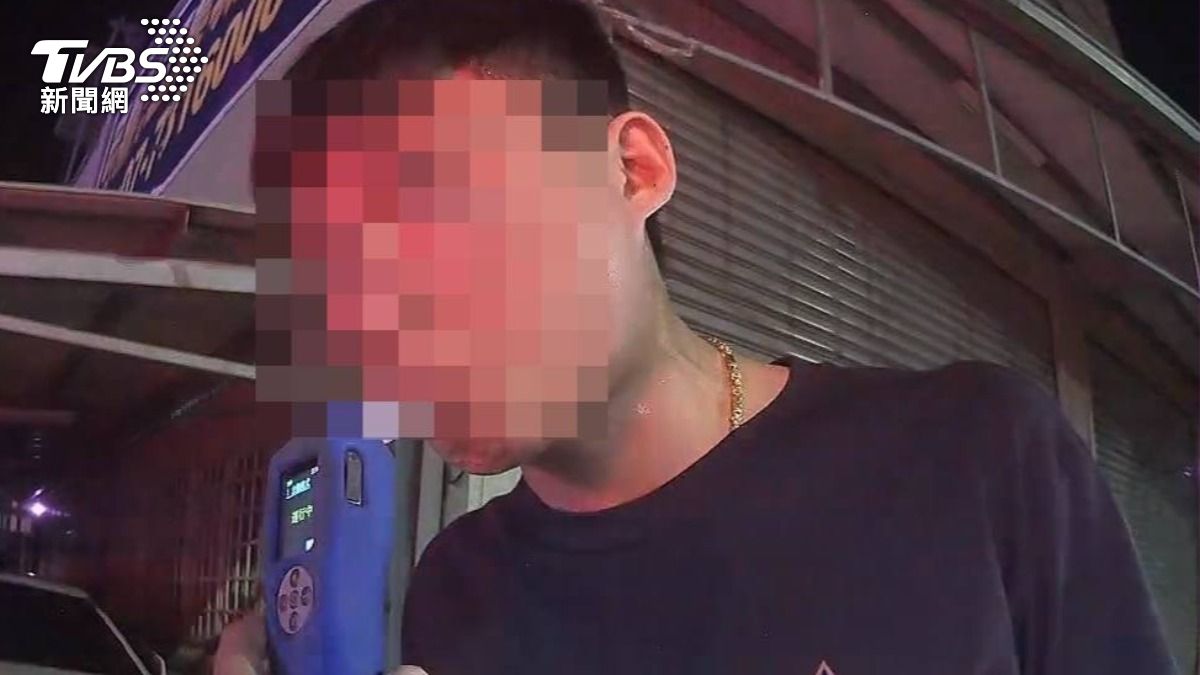 女友因無辜背鍋，當場氣炸怒吼：「趕快承認啦！」，許男才坦承酒駕。（圖／TVBS）
