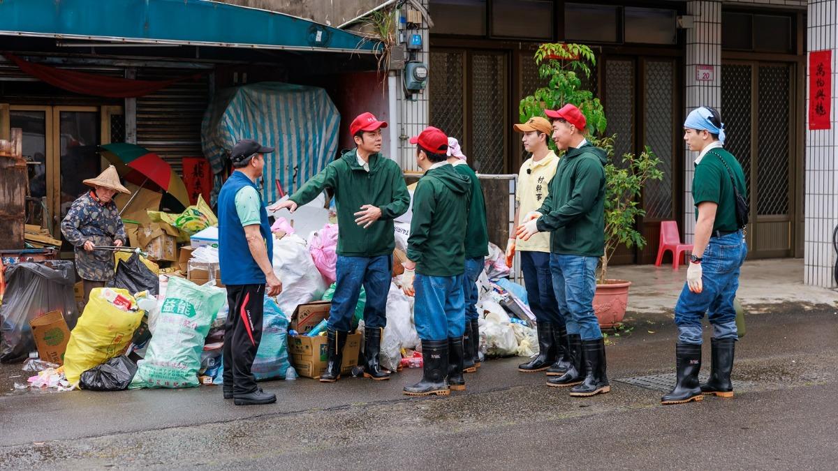 《我的明星村長》村長小隊暴雨中替獨居伯伯清理資源回收。(圖/八大提供)
