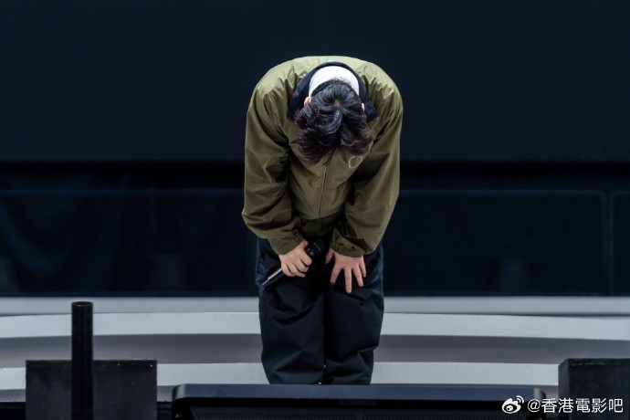 陳奕迅鞠躬致歉。(圖/翻攝自香港電影吧微博)