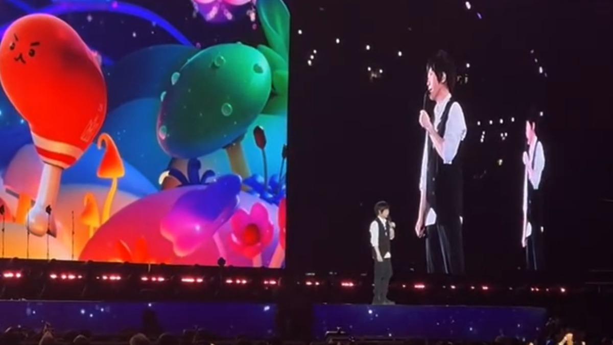 五月天連日在北京開演唱會,主唱阿信「驚」句連連,惹來台灣網友憤怒。(圖/翻攝自微博)